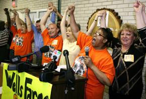 Hartmarx workers announce their vote in favor of a sit-in